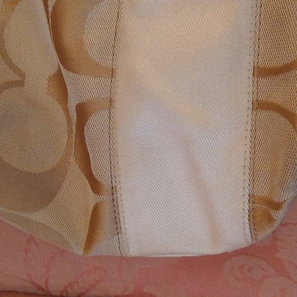 VGUC. Coach signature C canvas shoulder bag. - Picture 10 of 16